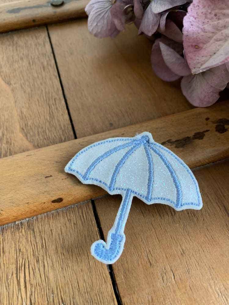 Barrette brodée Parapluie bleu ciel