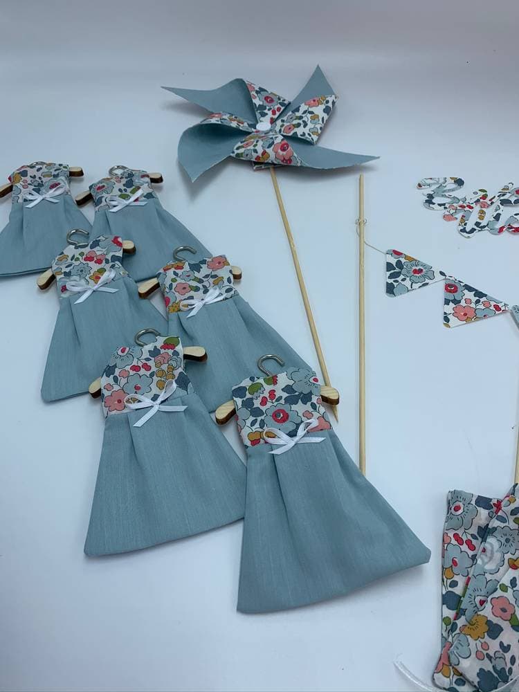 Robe ou salopette dragées avec cintre Liberty classique au choix