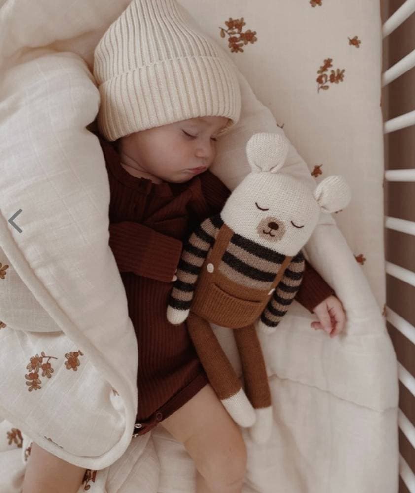 Grand doudou Main sauvage ours polaire en salopette coloris noisette