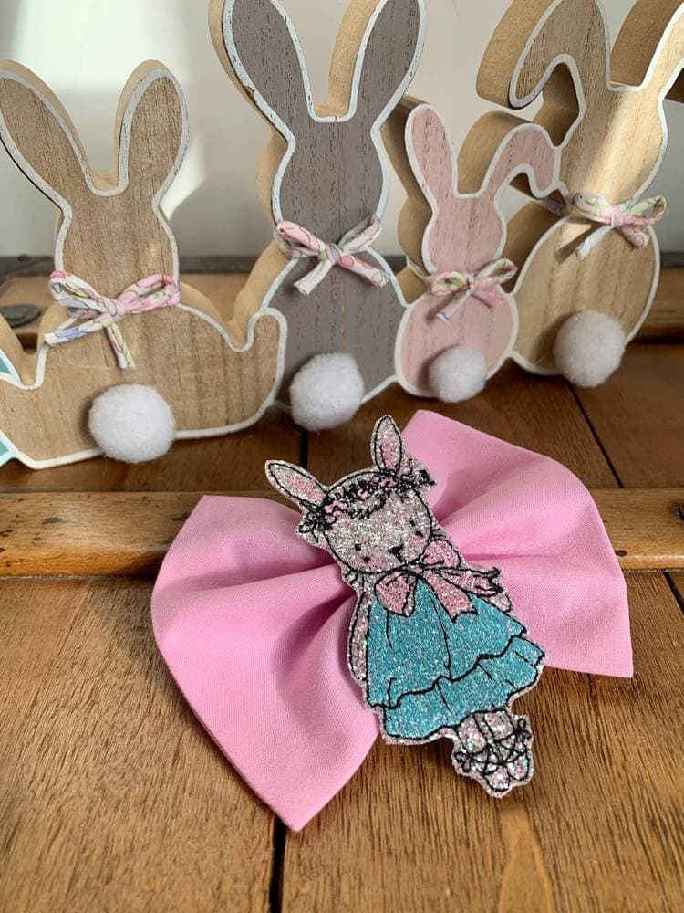 Barrette brodée grande lapine argentée coloris au choix sur commande