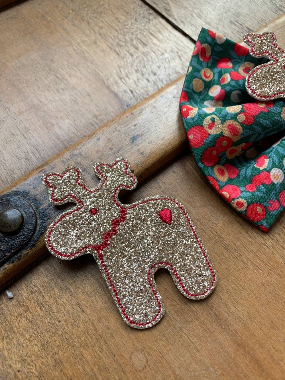 Barrette brodée Petit renne au cœur