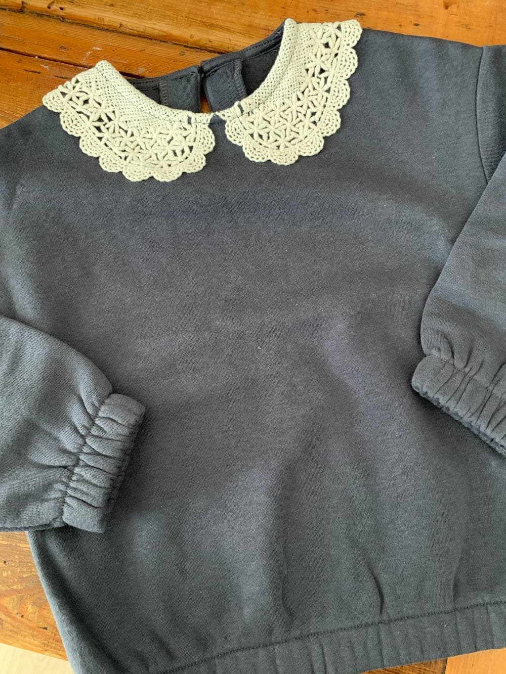 Sweat anthracite col motif au choix