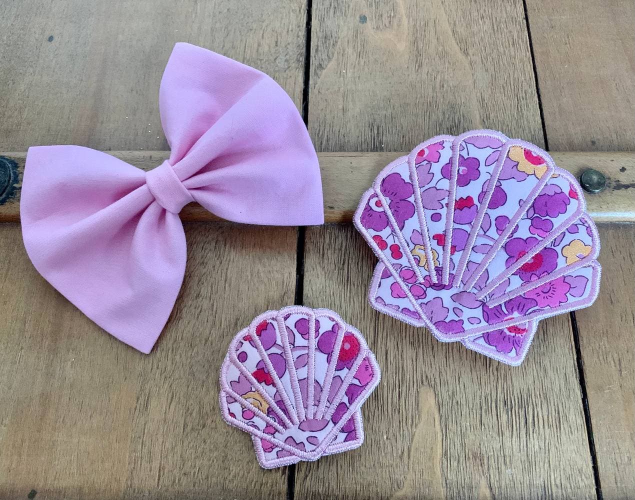 Barrette brodée Coquillage petit modèle Liberty au choix sur commande
