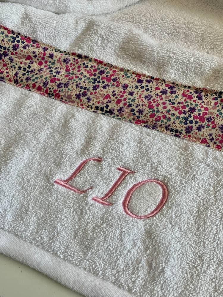 Drap de bain ou serviette Liteau en Liberty au choix et broderie prénom à personnaliser sur commande