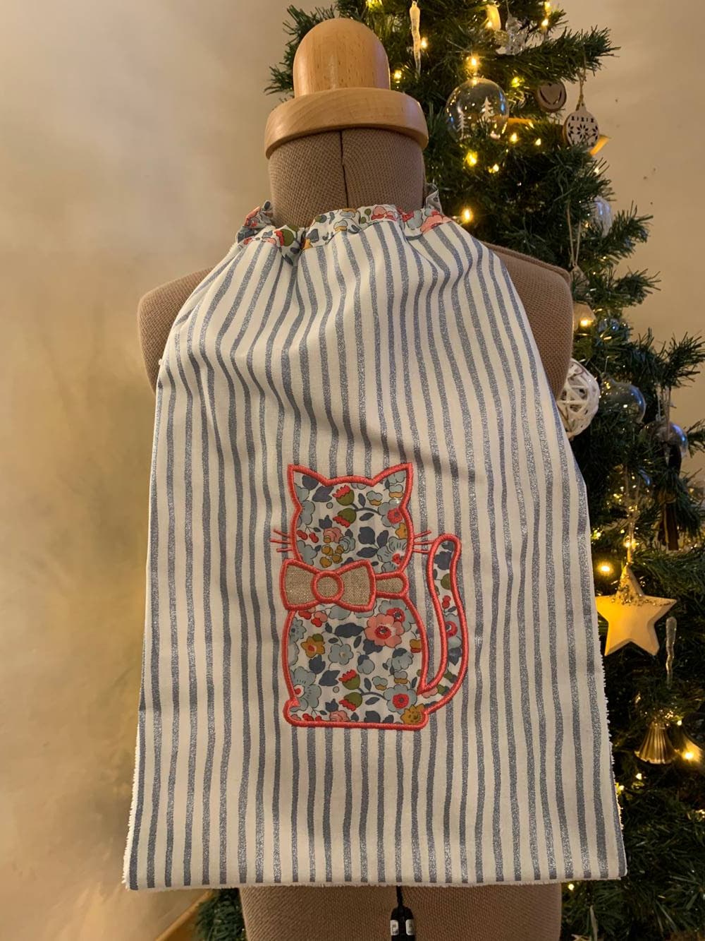 Serviette élastique brodée enduite