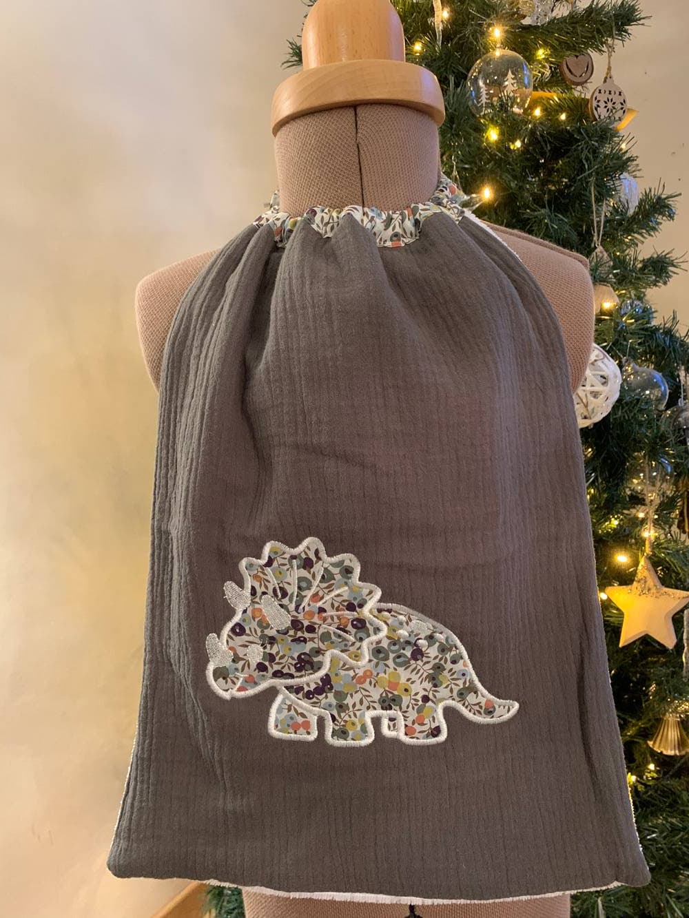 Serviette élastique brodée