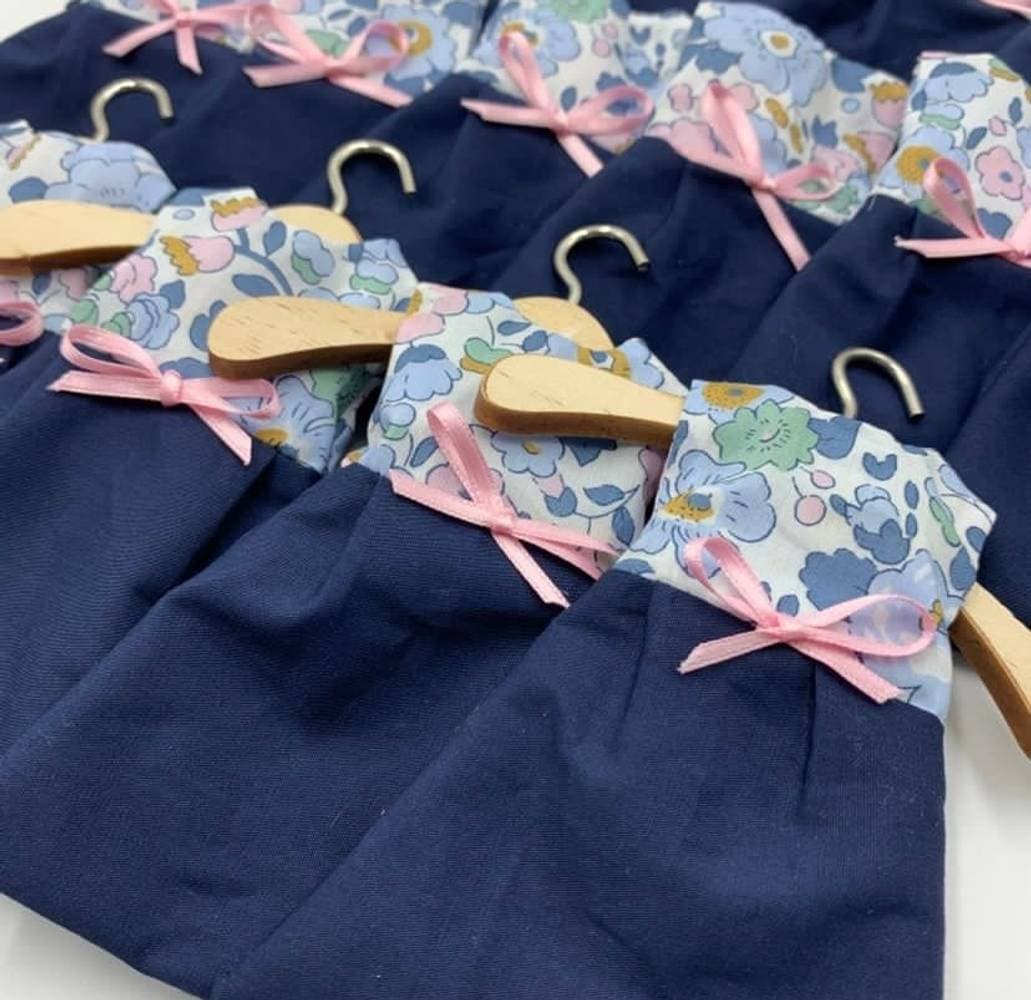 Robe ou salopette dragées avec cintre Liberty exclusif au choix