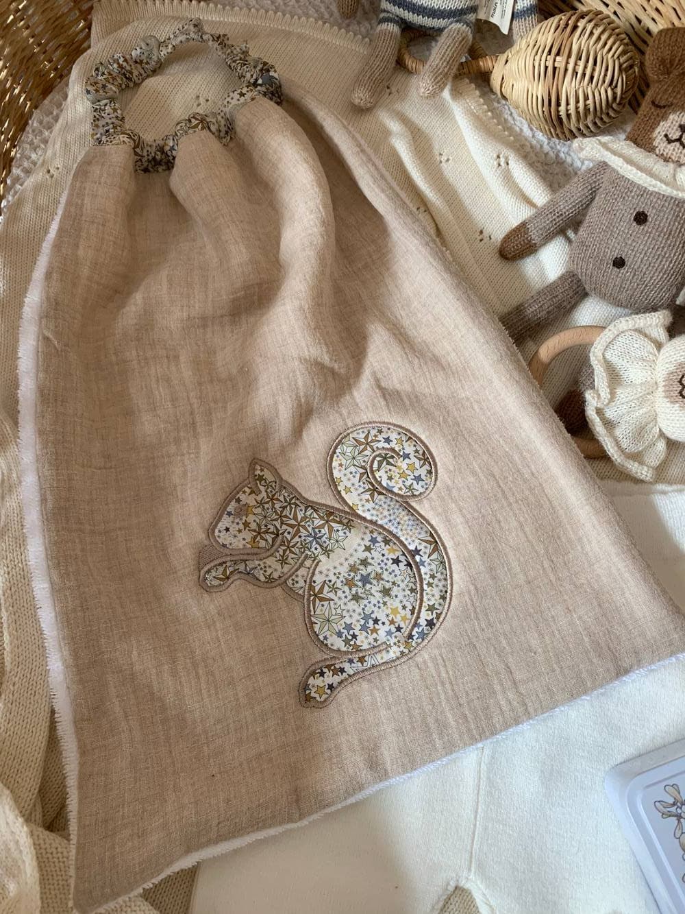 Serviette élastique ou bavoir géant double gaze à personnaliser