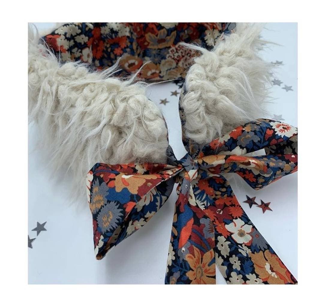 Col effet fourrure avec noeud Liberty sur commande