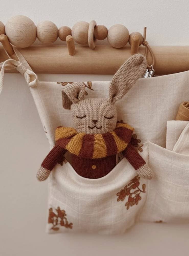 Doudou Main Sauvage lapin avec un joli col coloris sienne