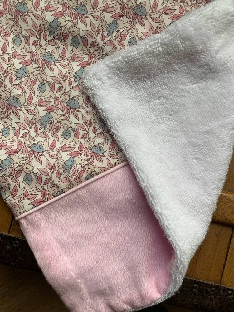 Bavoir géant Liberty Pierre Lapin à personnaliser