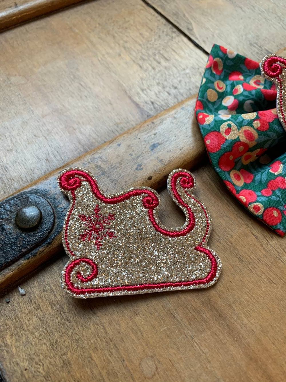 Barrette brodée Traîneau du Père Noël