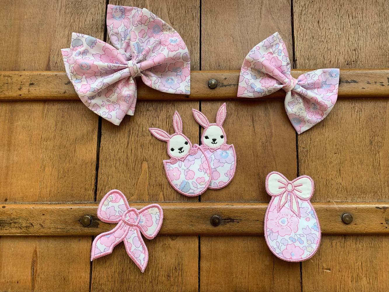 Barrette brodée lapin dans sa coquille Liberty au choix sur commande