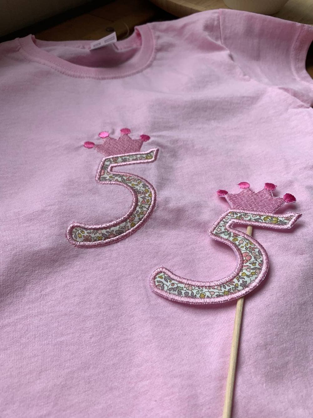 Tee-shirt (blanc, rose, marine) manches courtes coupe ceintrée à personnaliser