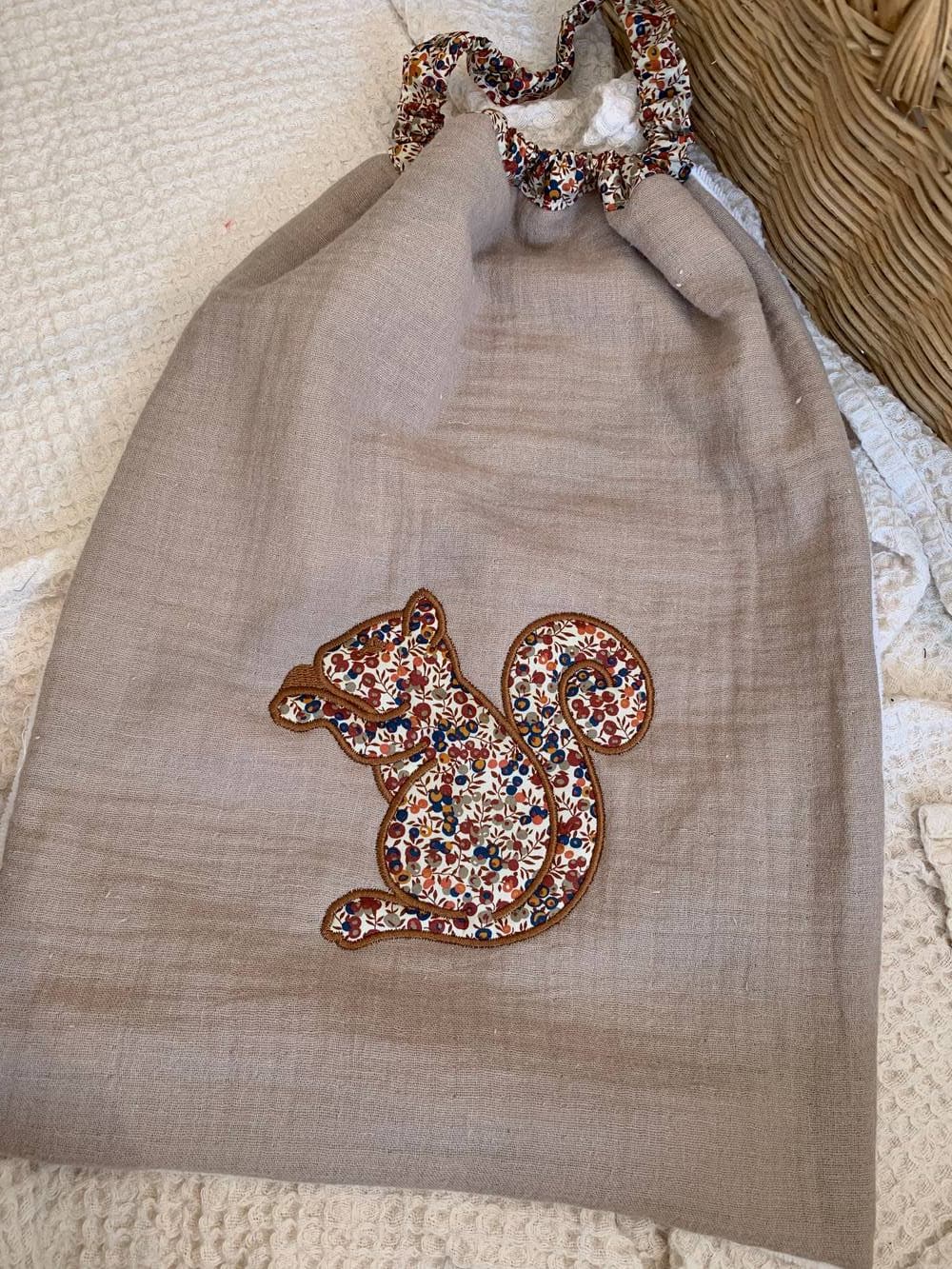 Serviette à enfiler brodée