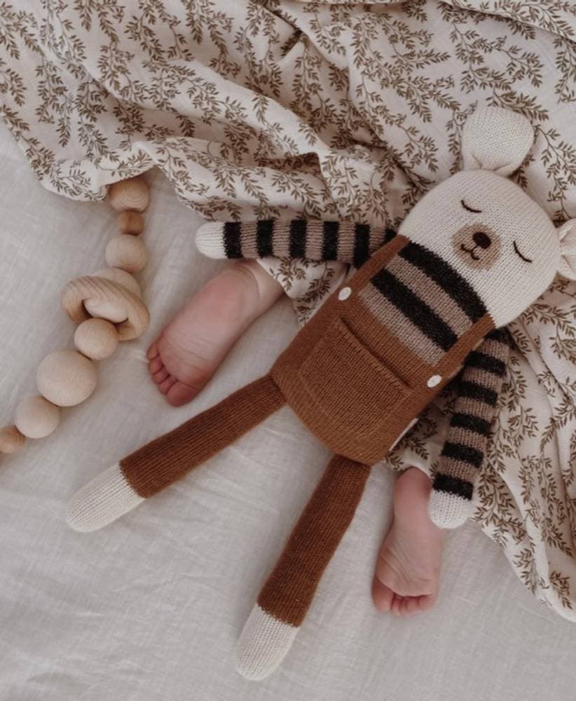 Grand doudou Main sauvage ours polaire en salopette coloris noisette