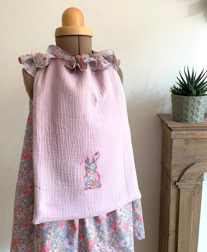 Bavoir géant à enfiler col froufrou Meadow song