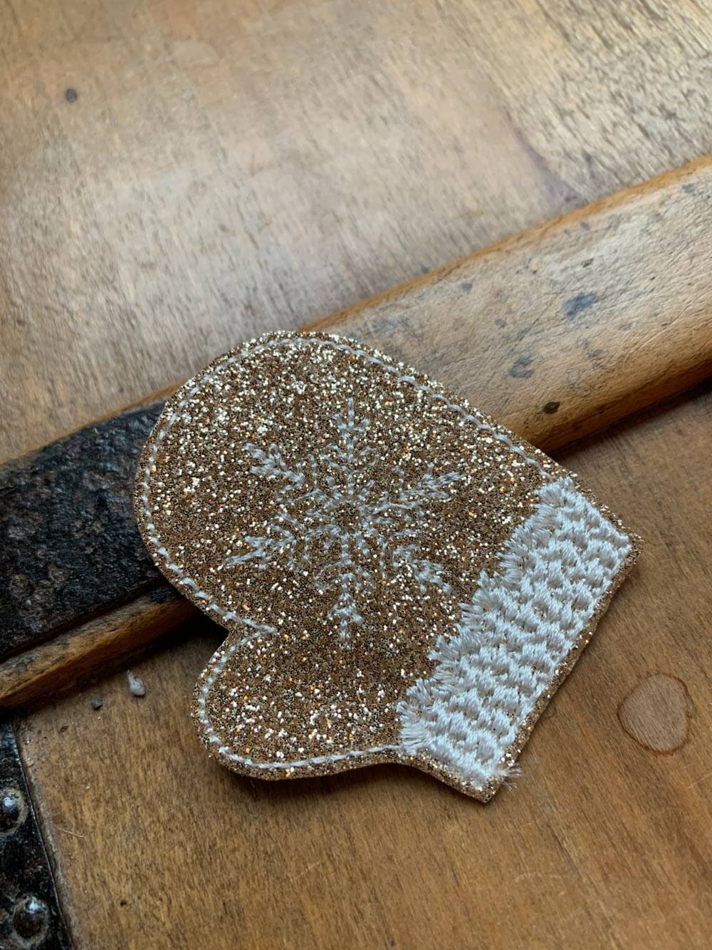 Barrette brodée Moufle écru